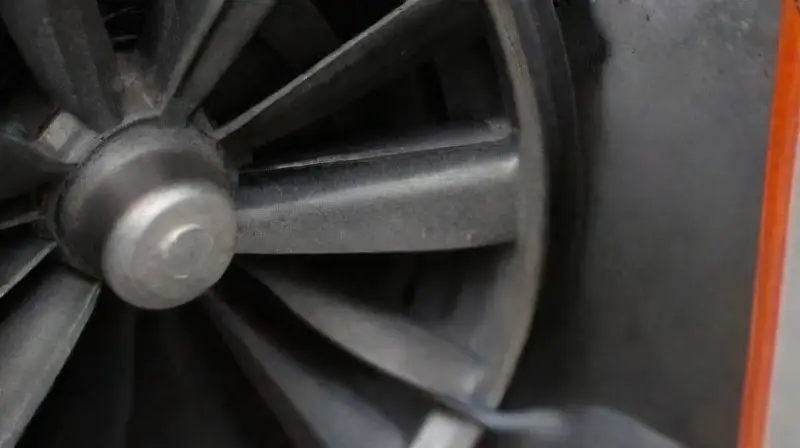 Ventilador enfría motor en detallada vista seccionada