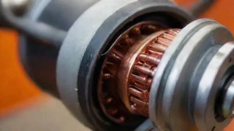 Imagen realista de motor eléctrico funcionando